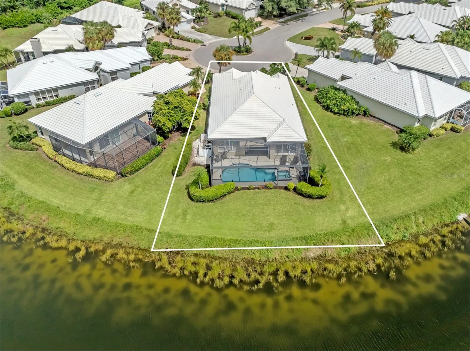565 FALLBROOK DR
