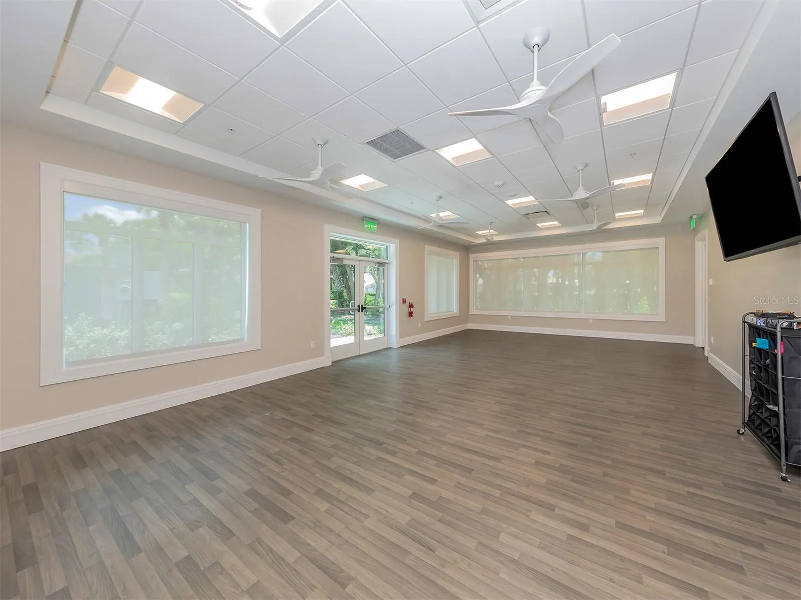 565 FALLBROOK DR