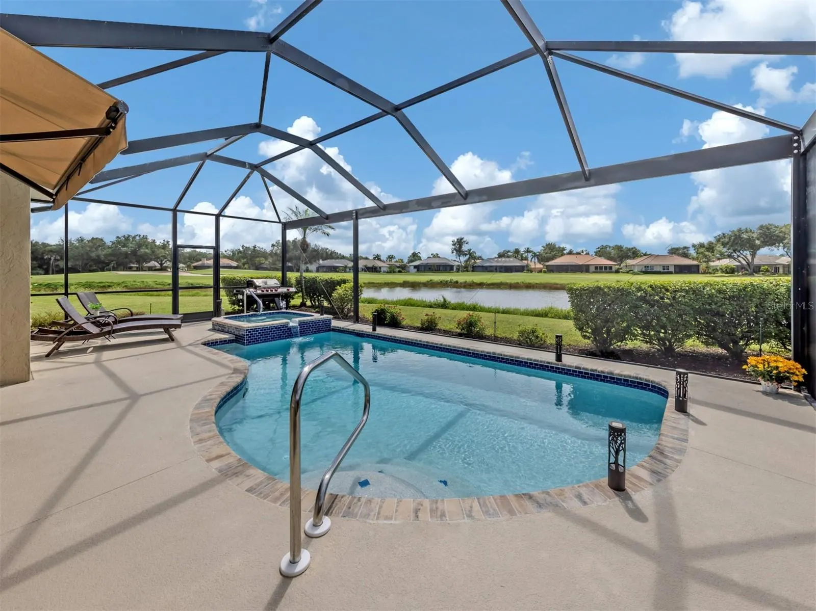 565 FALLBROOK DR