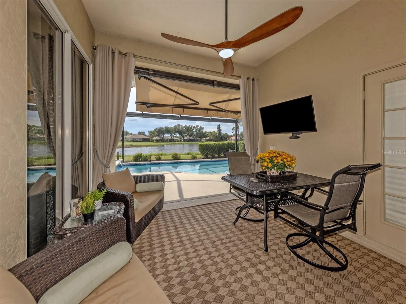 565 FALLBROOK DR