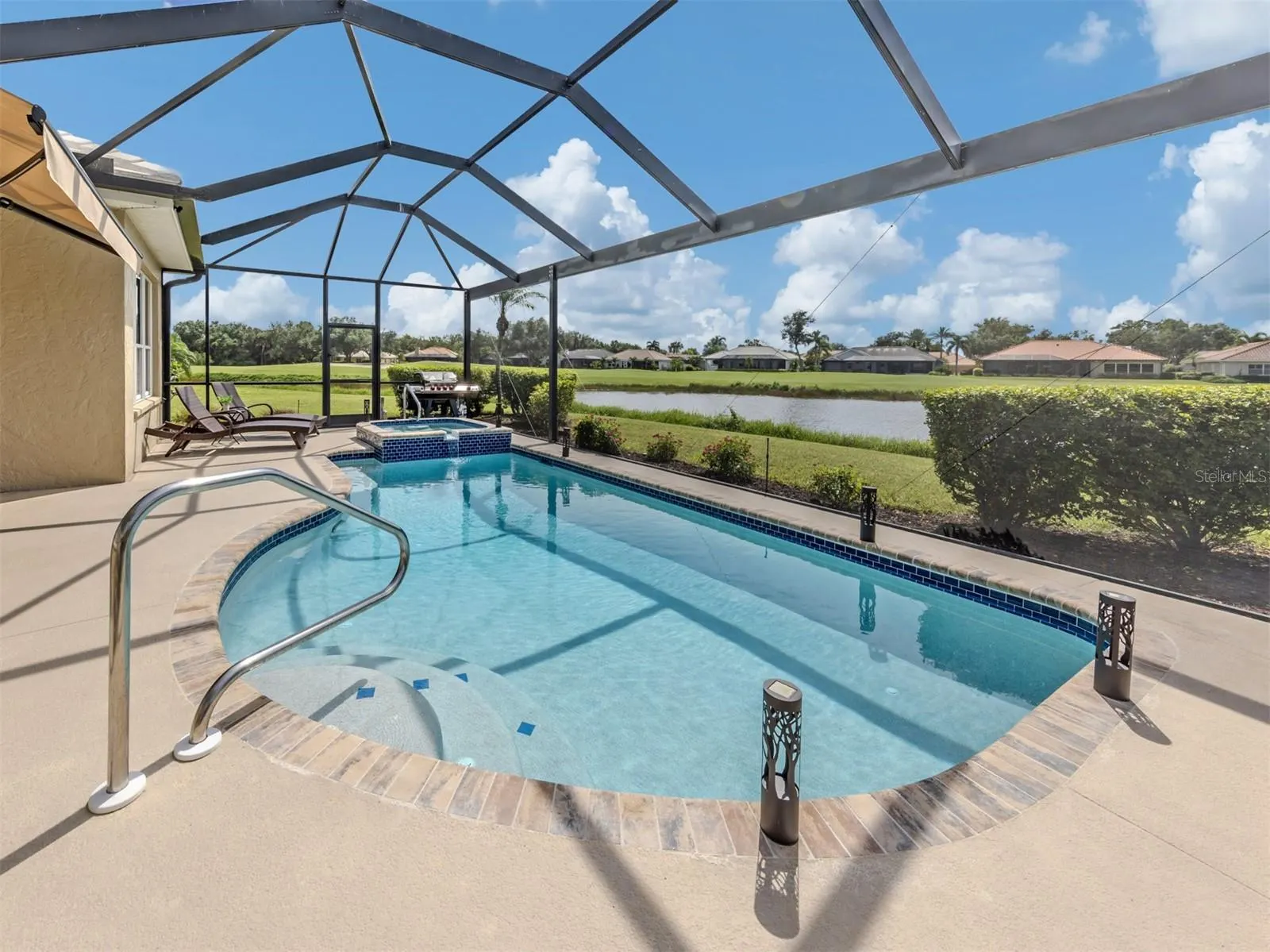 565 FALLBROOK DR