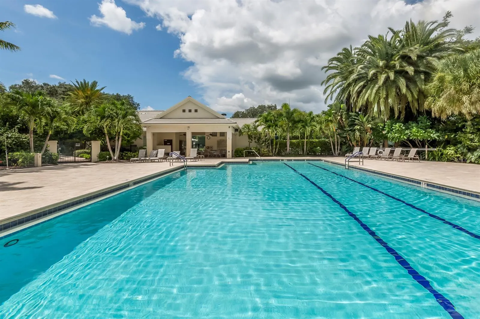 565 FALLBROOK DR