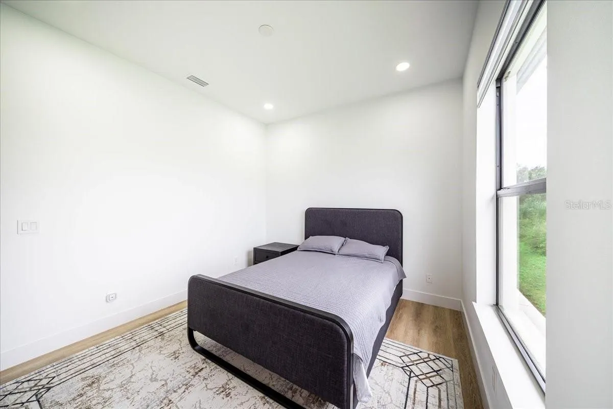 498 VENTURA ST