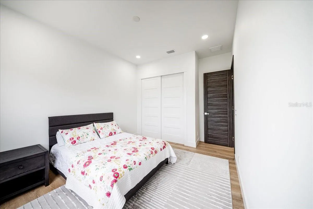 498 VENTURA ST
