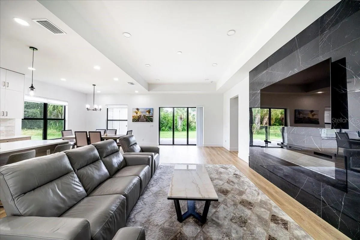498 VENTURA ST