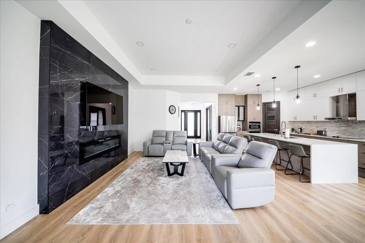 498 VENTURA ST