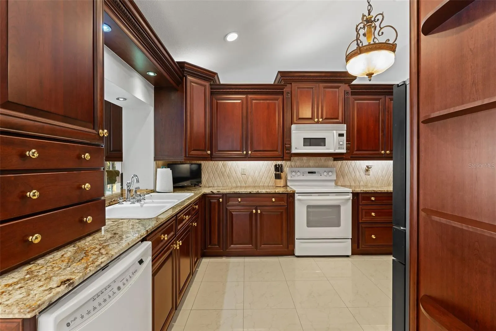 966 N DORAL LN