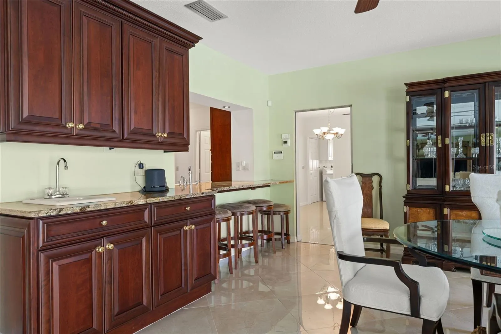 966 N DORAL LN