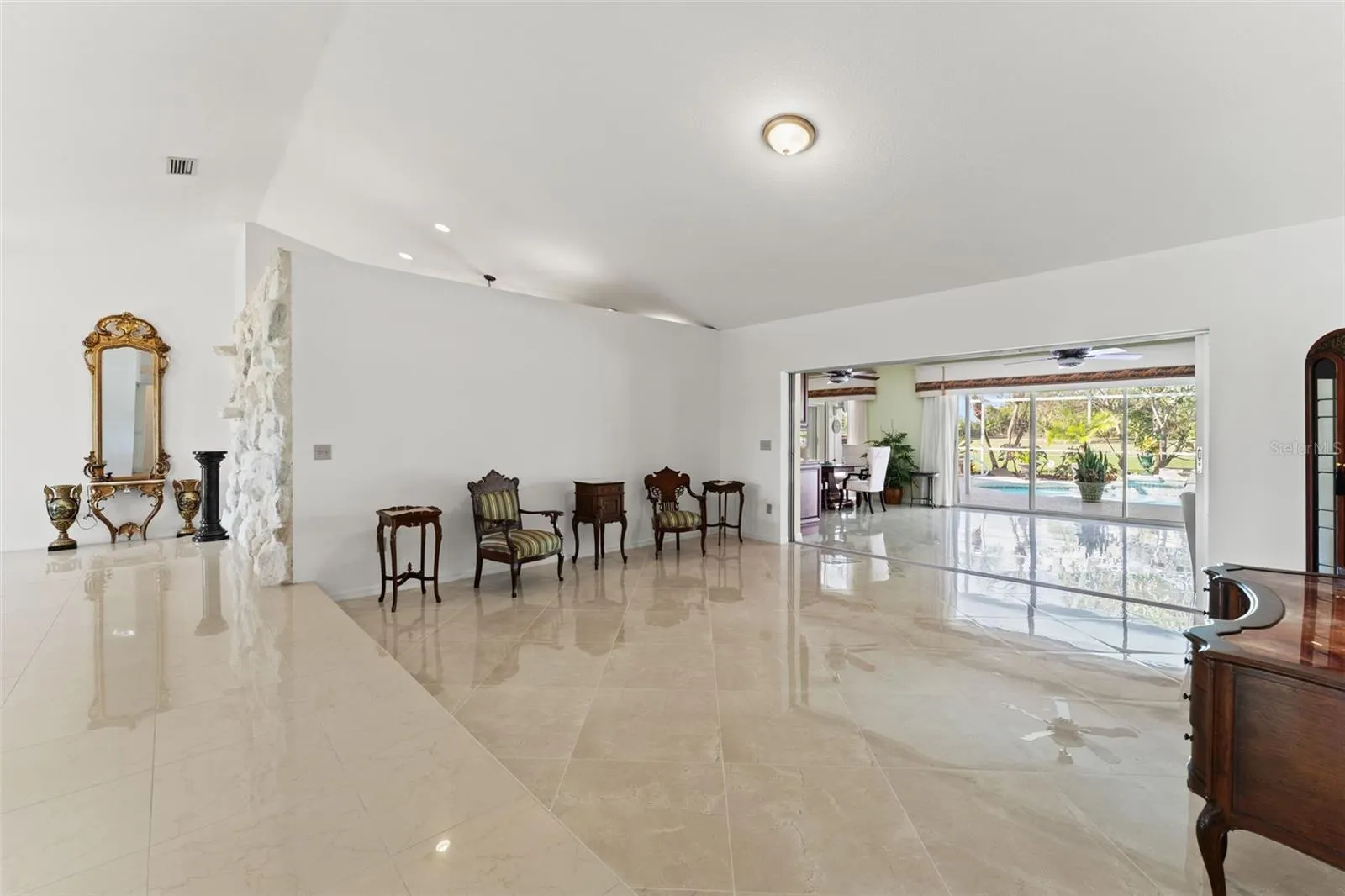 966 N DORAL LN