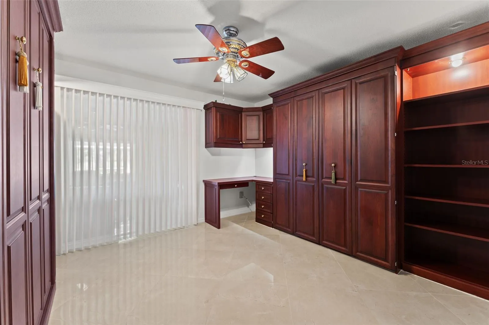 966 N DORAL LN