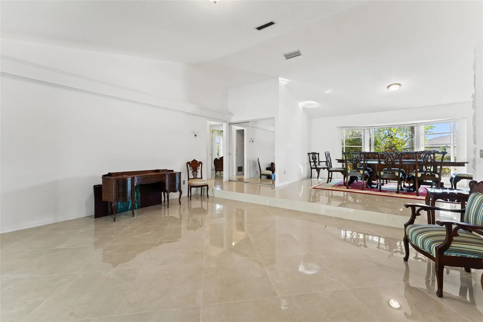 966 N DORAL LN