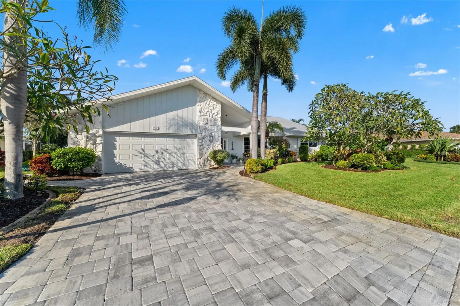966 N DORAL LN