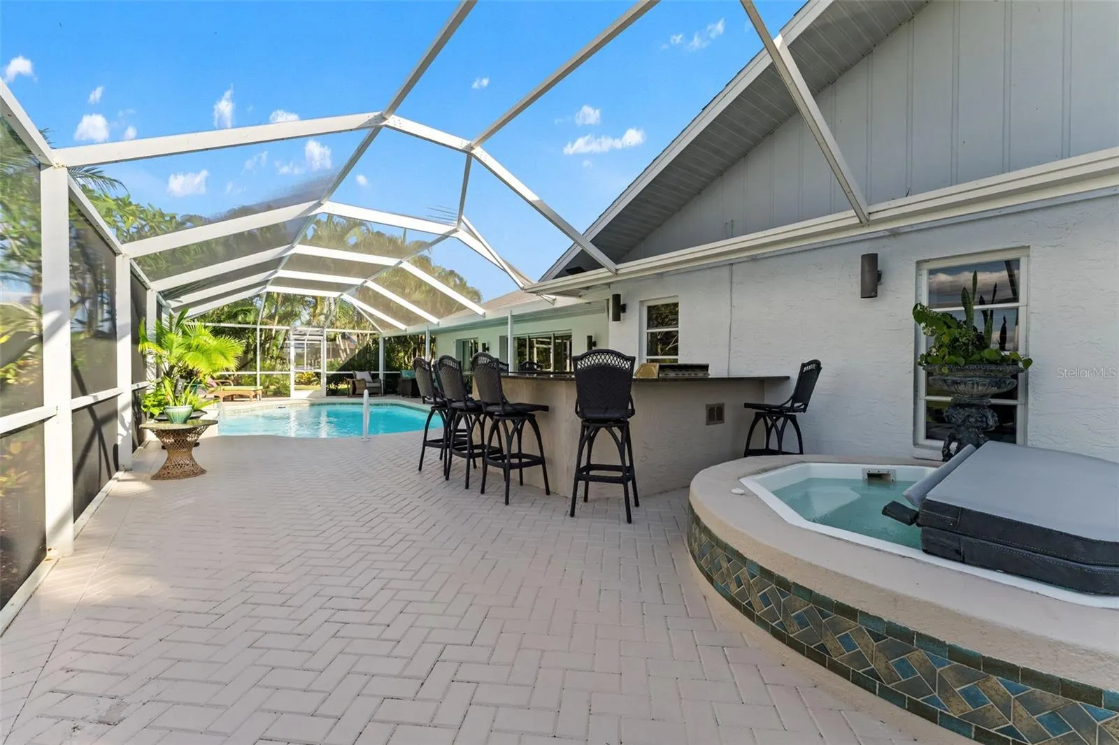 966 N DORAL LN