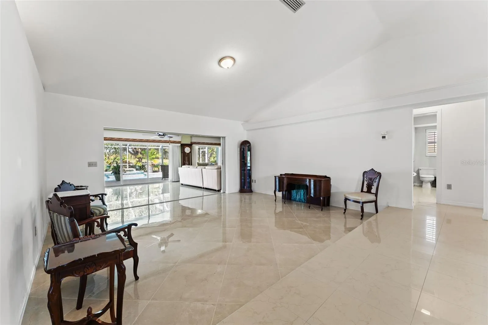 966 N DORAL LN