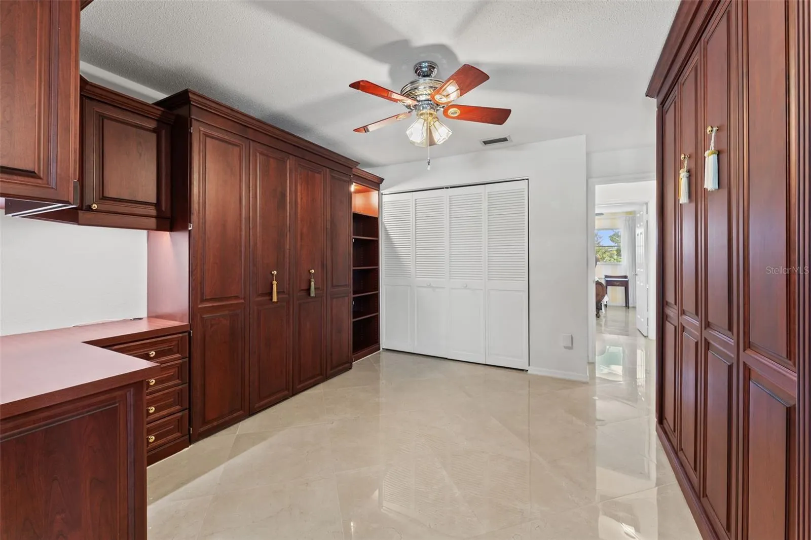 966 N DORAL LN