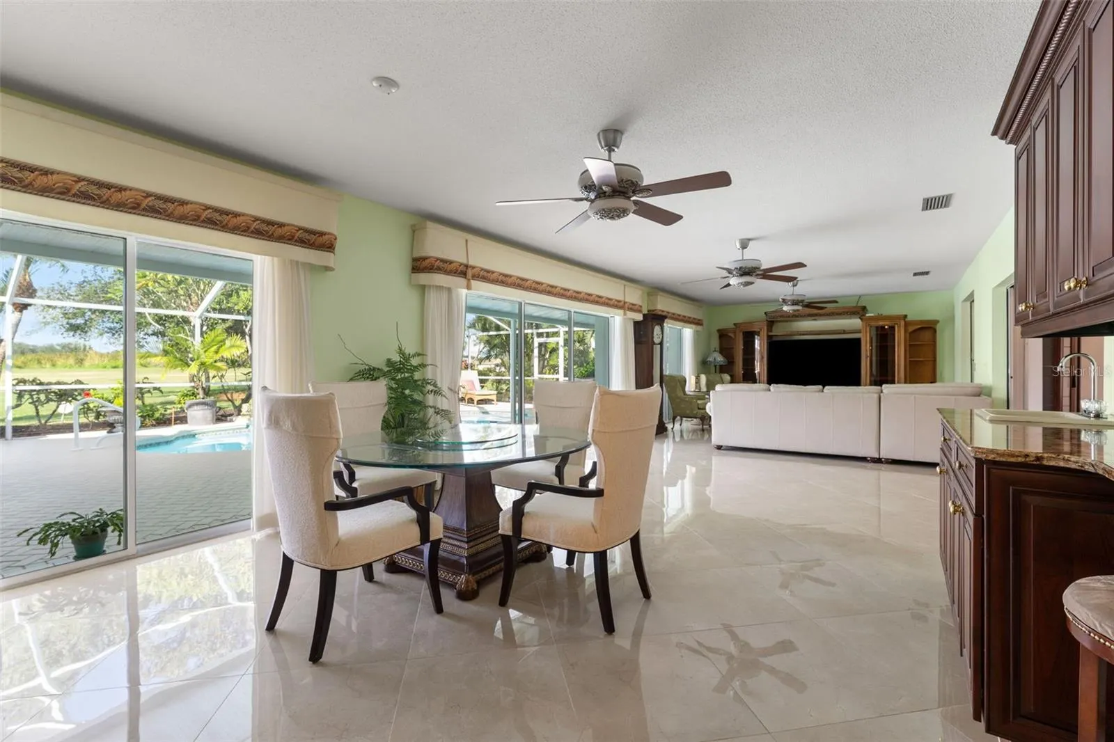 966 N DORAL LN