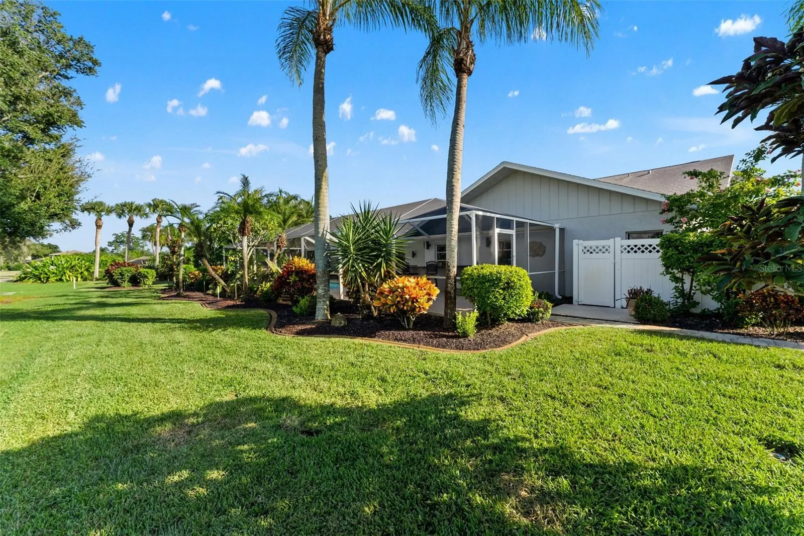 966 N DORAL LN