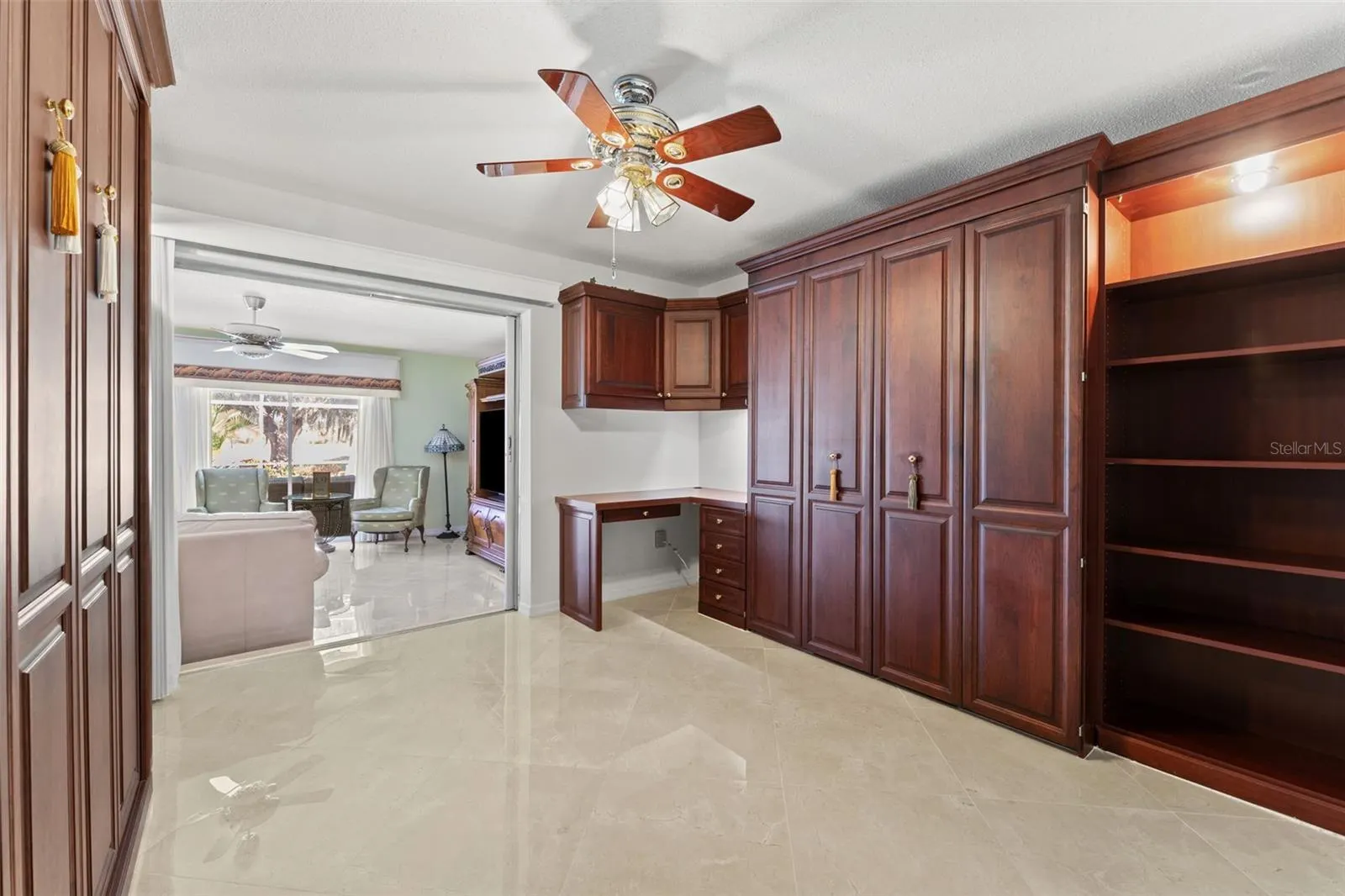 966 N DORAL LN