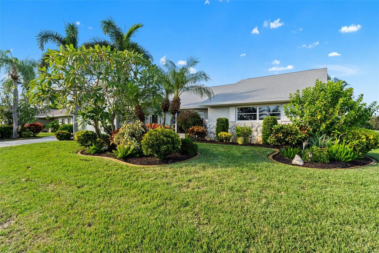 966 N DORAL LN