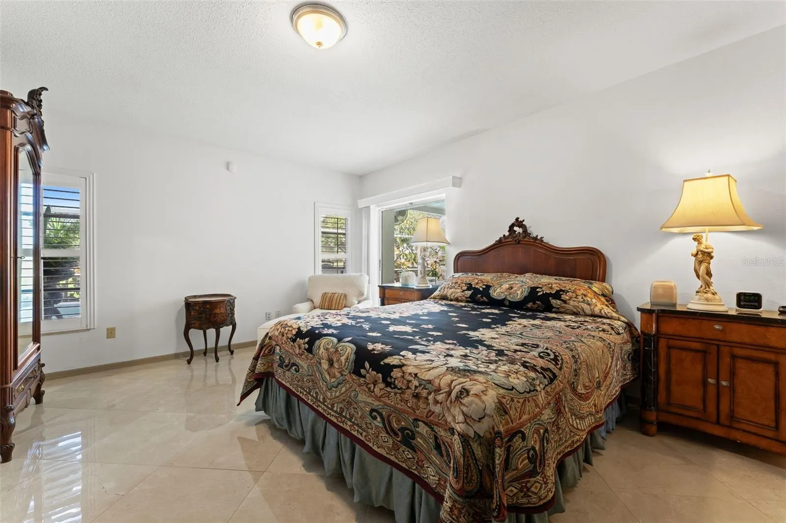 966 N DORAL LN