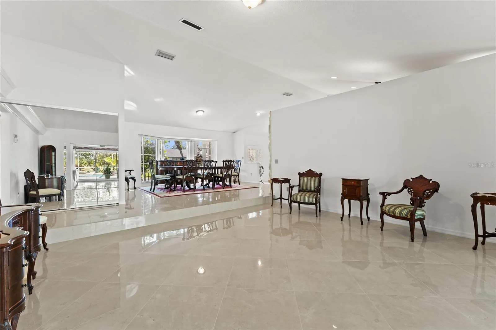 966 N DORAL LN