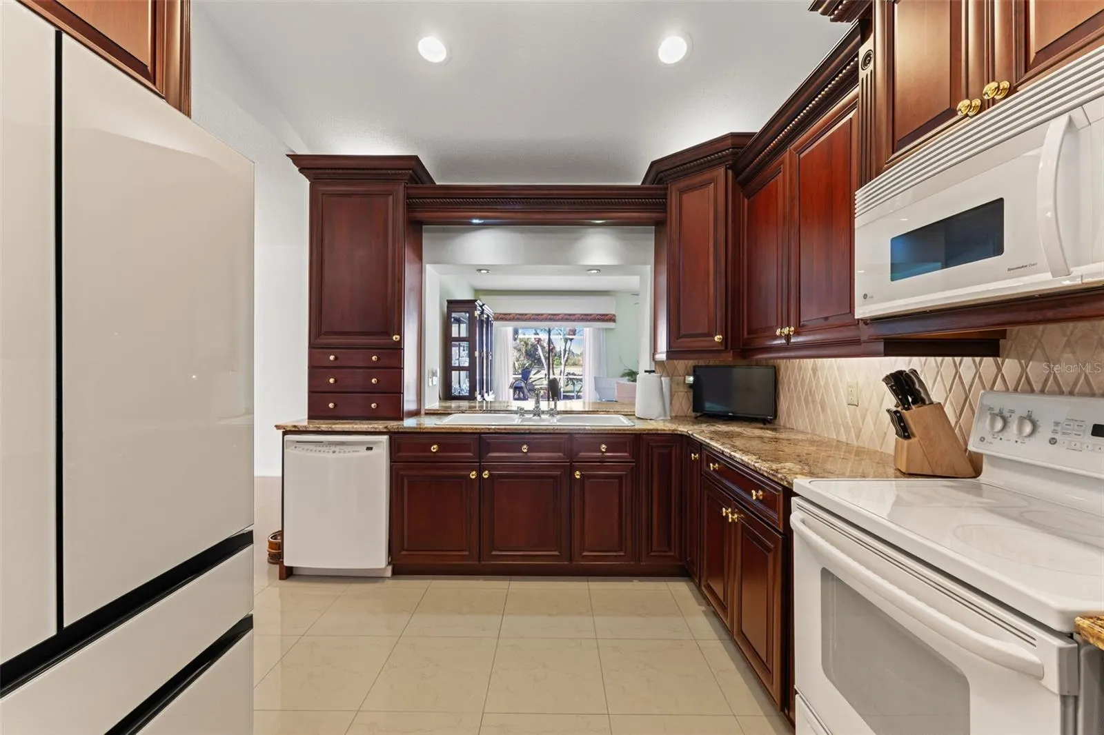 966 N DORAL LN