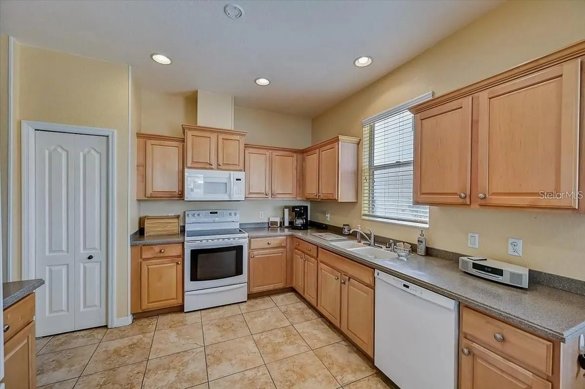 2216 WEAVER BIRD LN