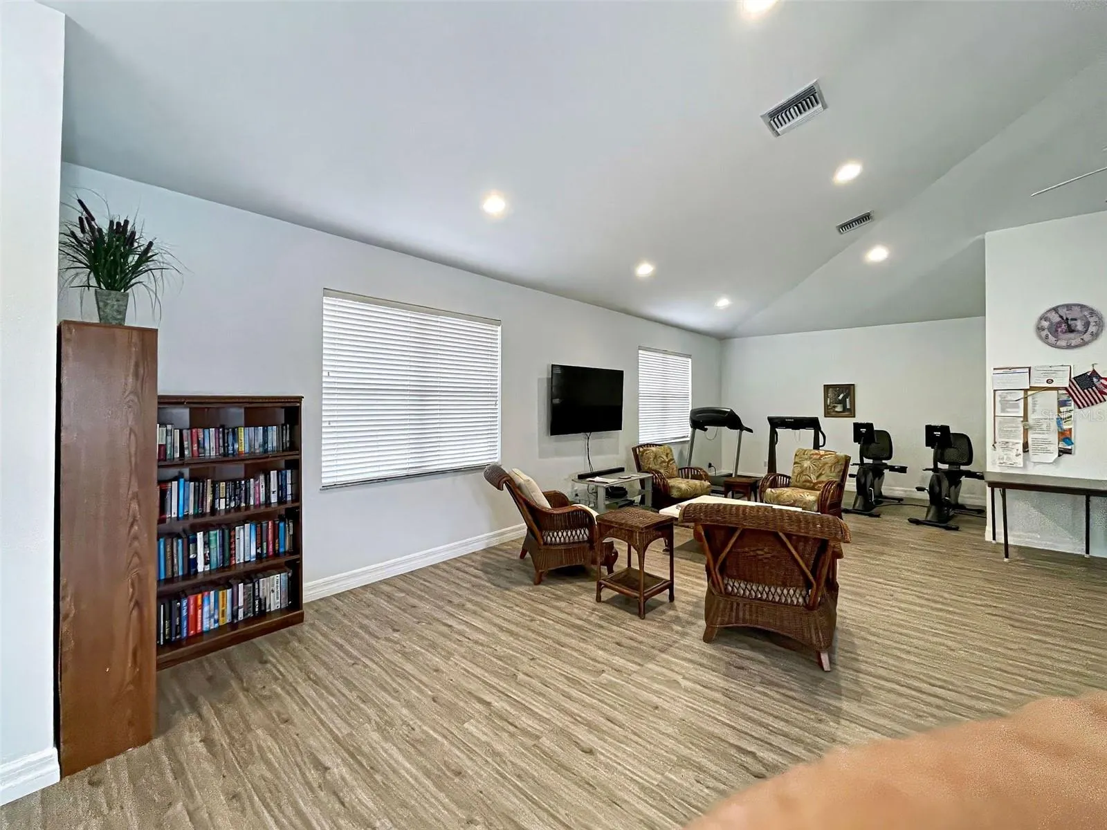 251 VISTA DEL LAGO WAY