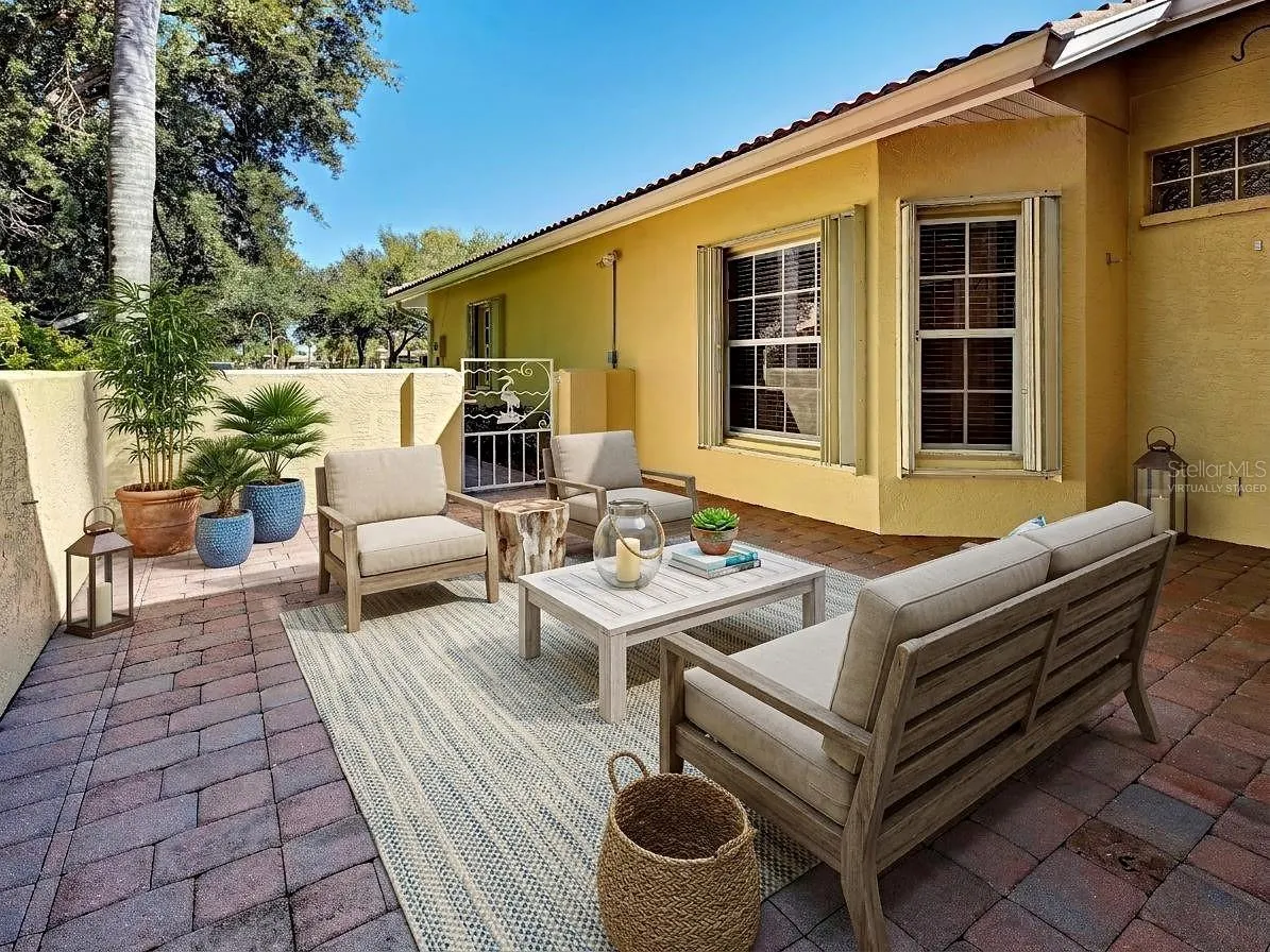 251 VISTA DEL LAGO WAY