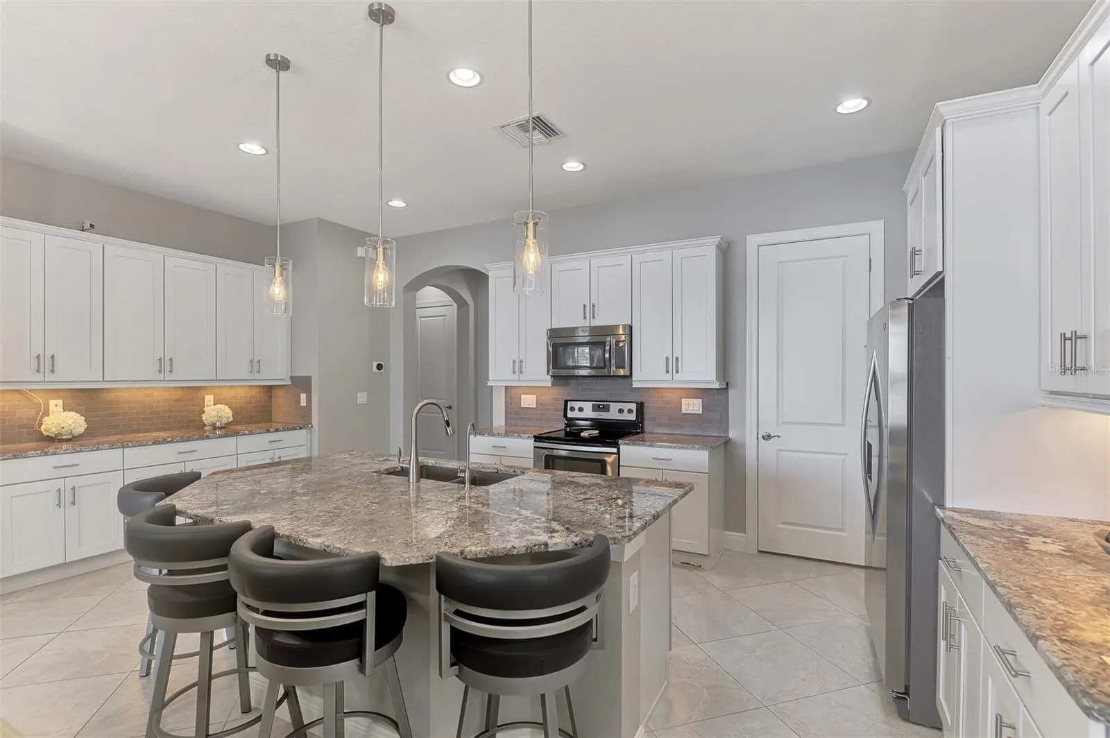 23810 WAVERLY CIR