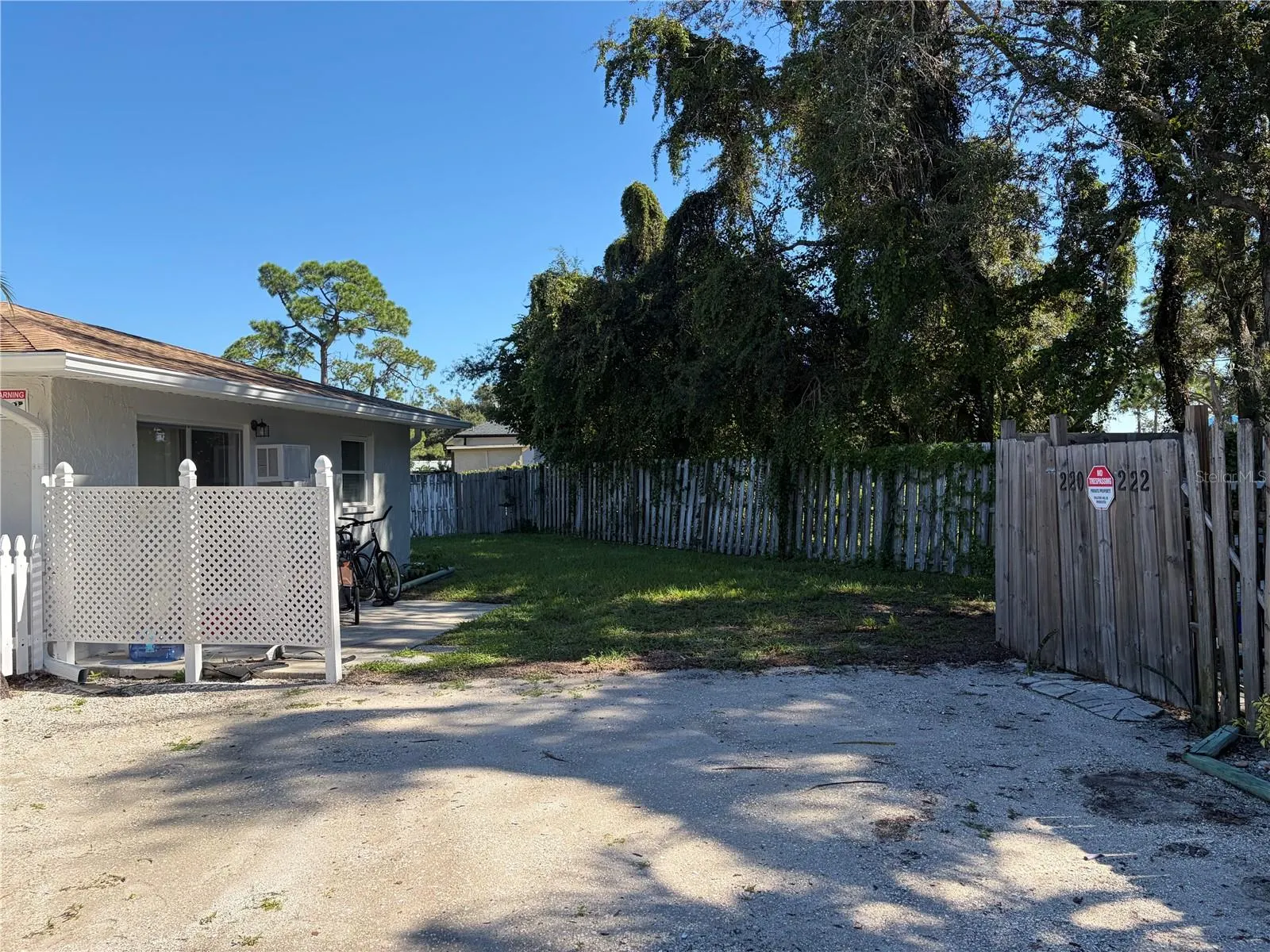 220 COLONIA LN E