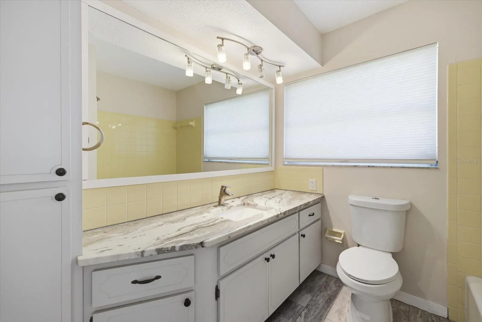 832 S GONDOLA DR