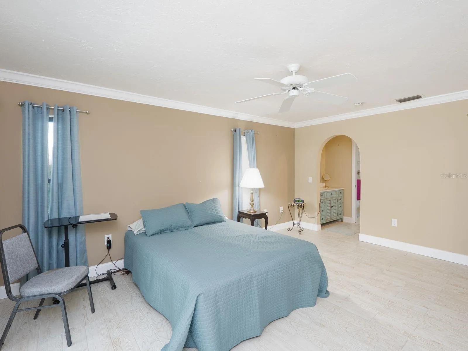 404 EDEN DR