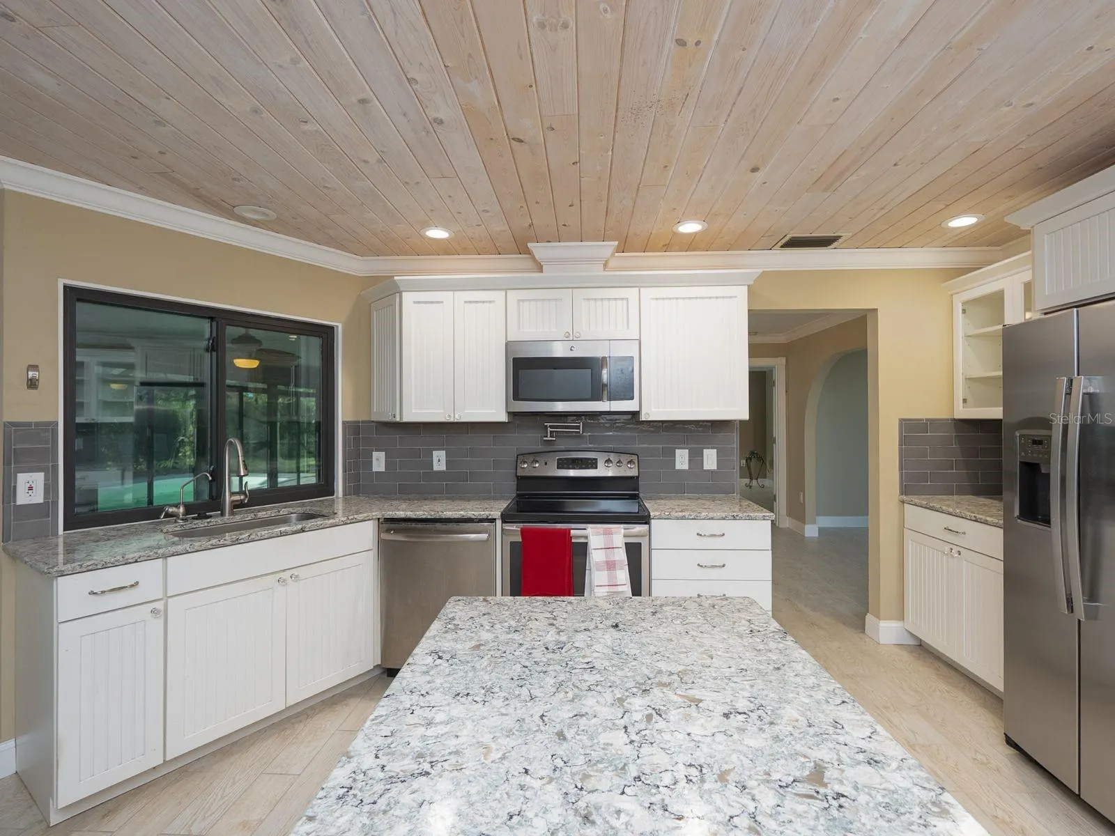 404 EDEN DR
