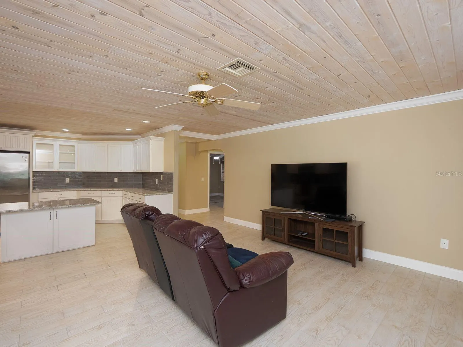 404 EDEN DR