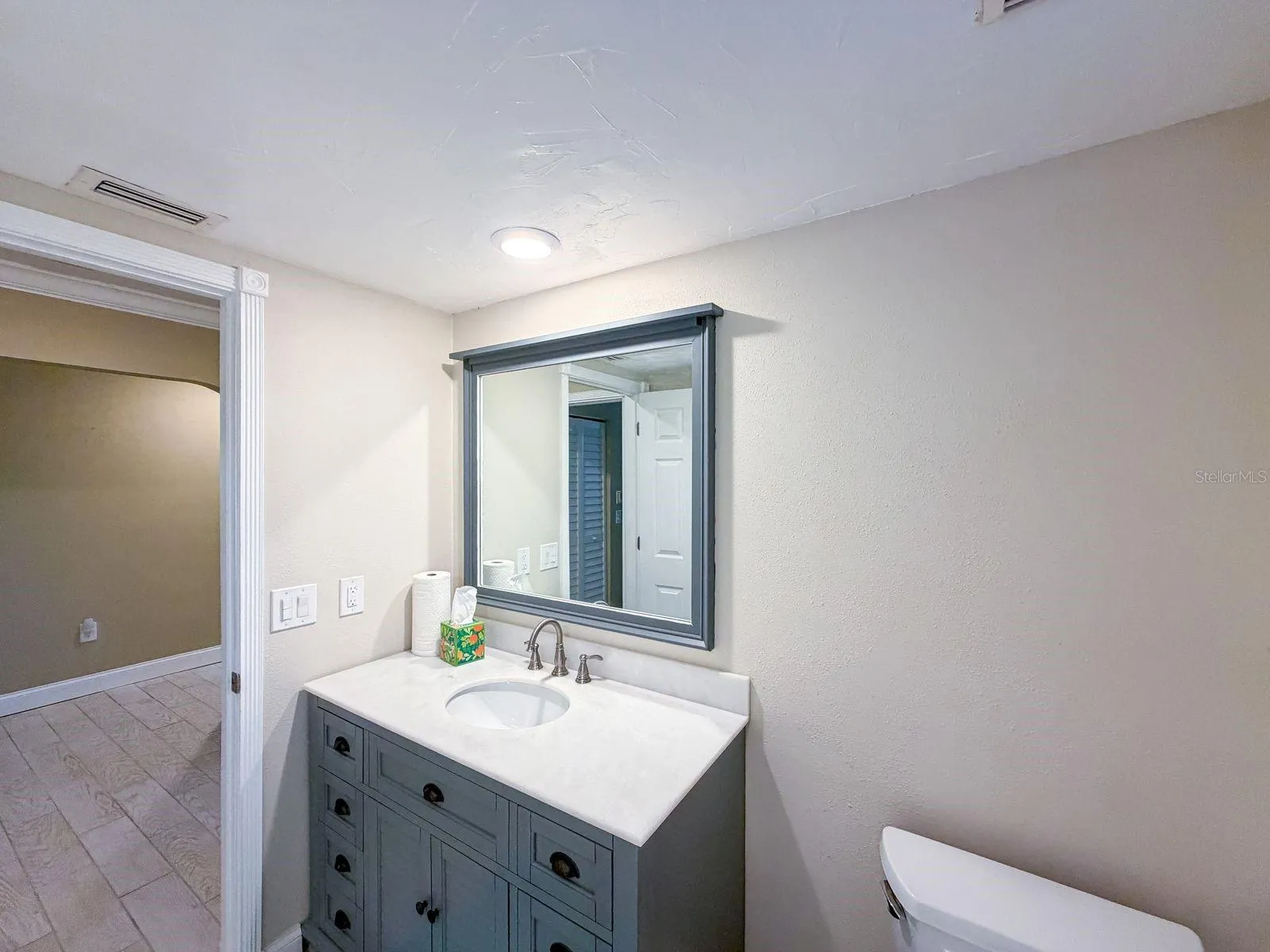 404 EDEN DR