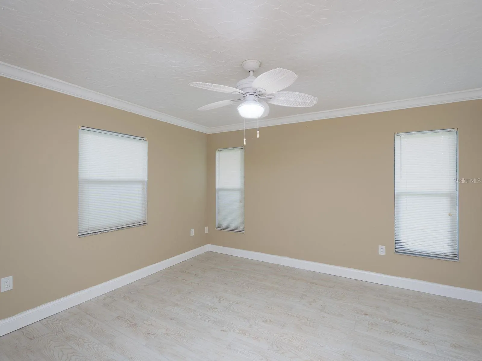 404 EDEN DR