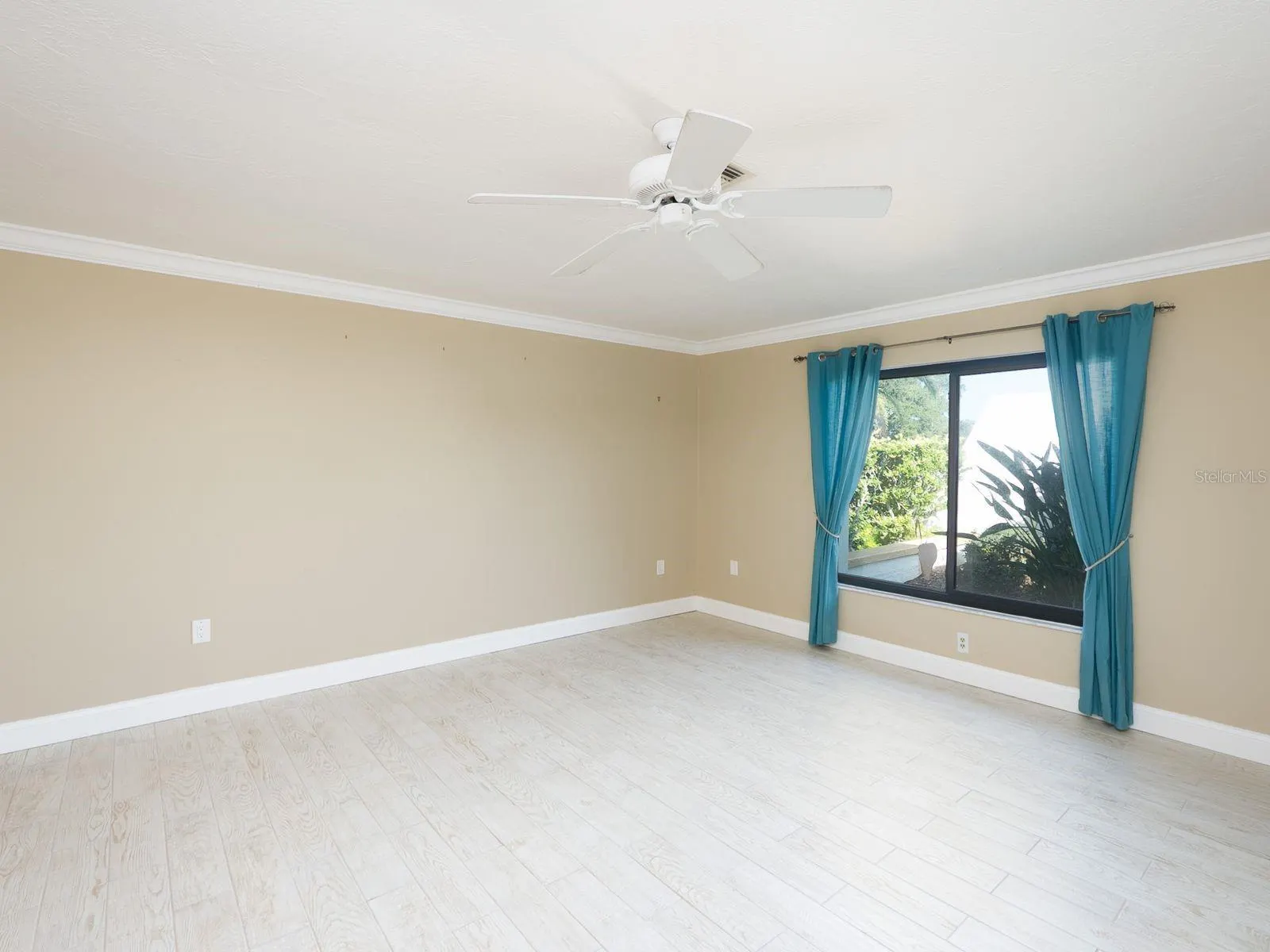 404 EDEN DR