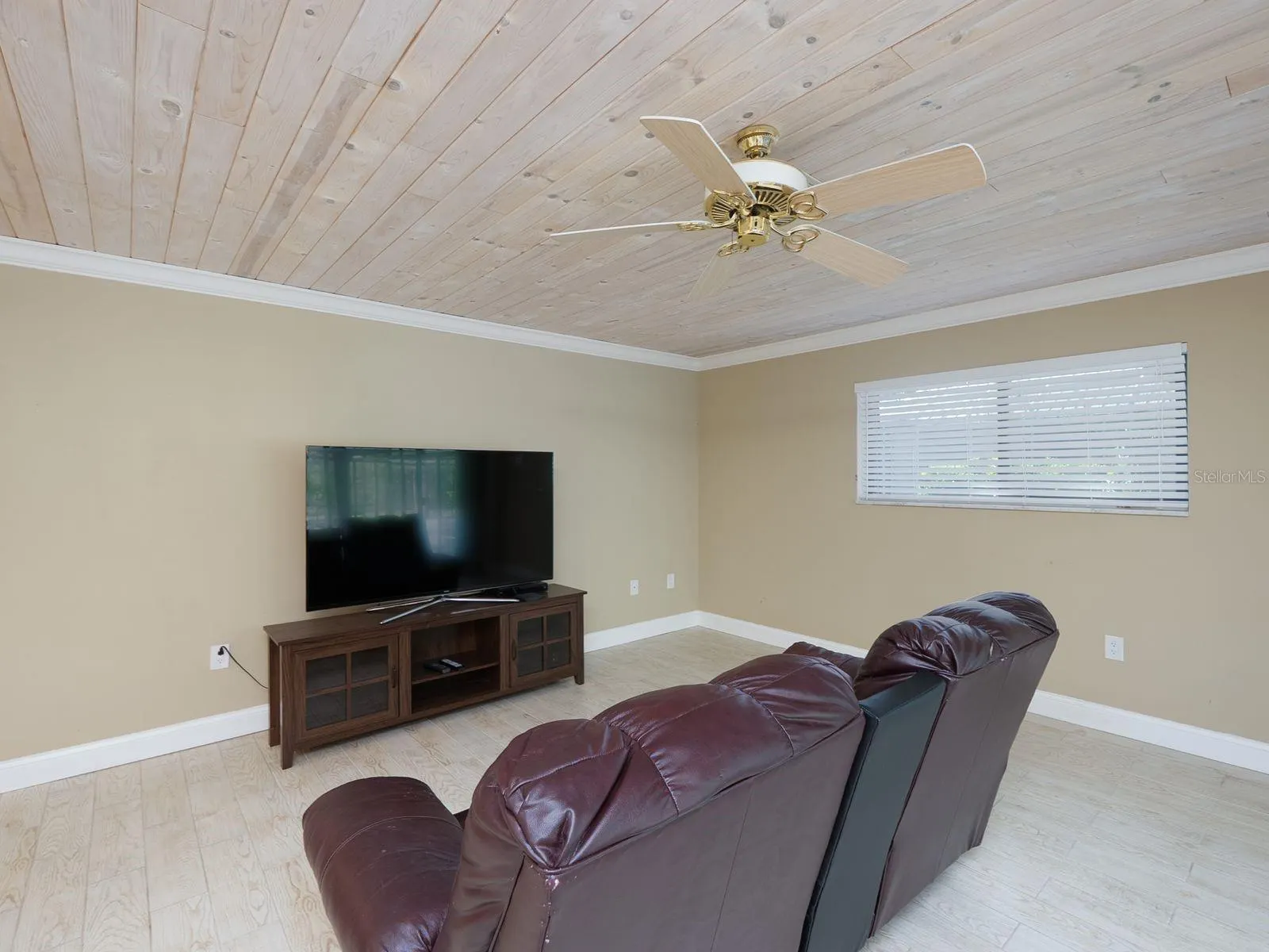 404 EDEN DR