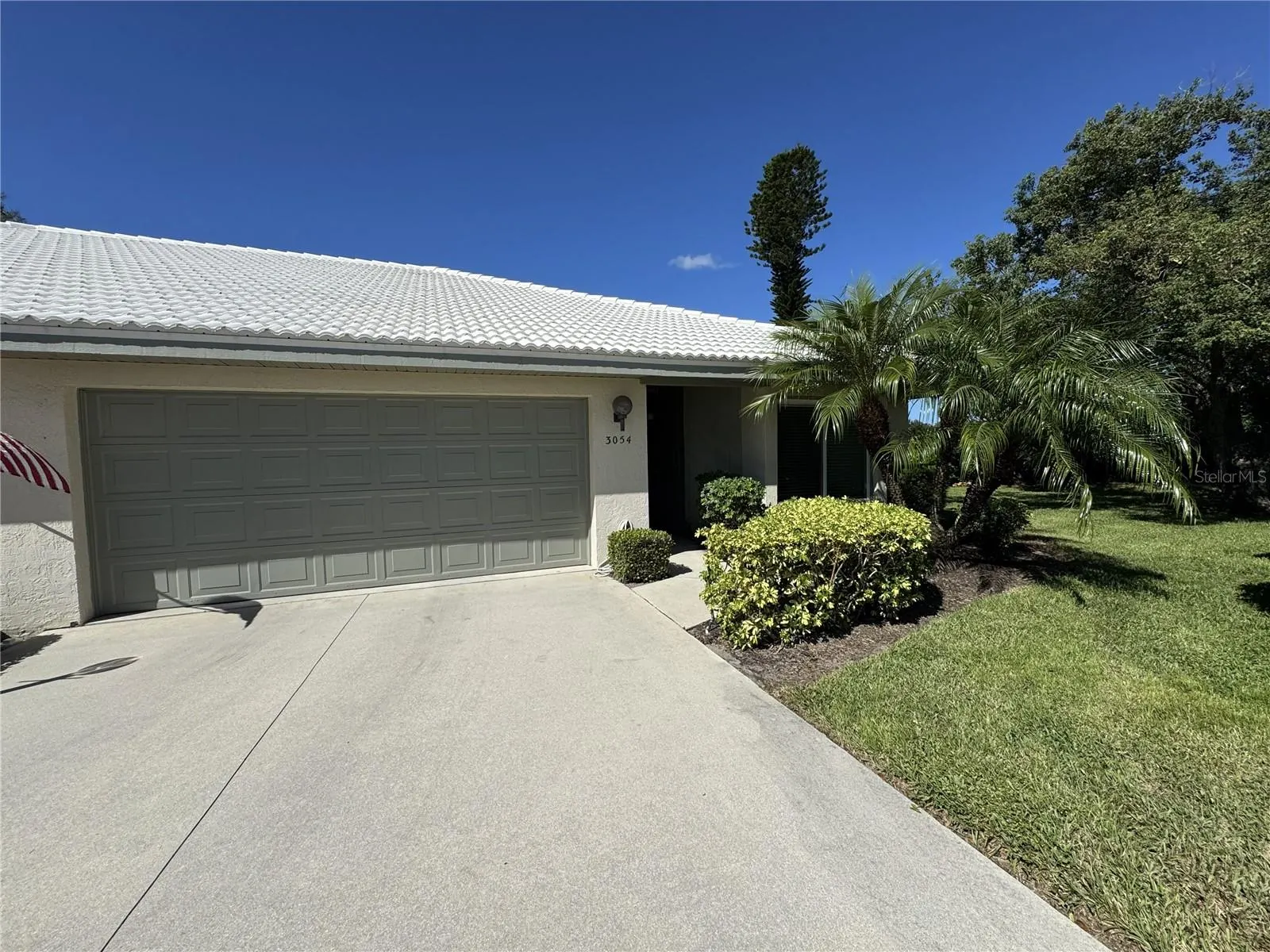 3054 CROWN HERON PT