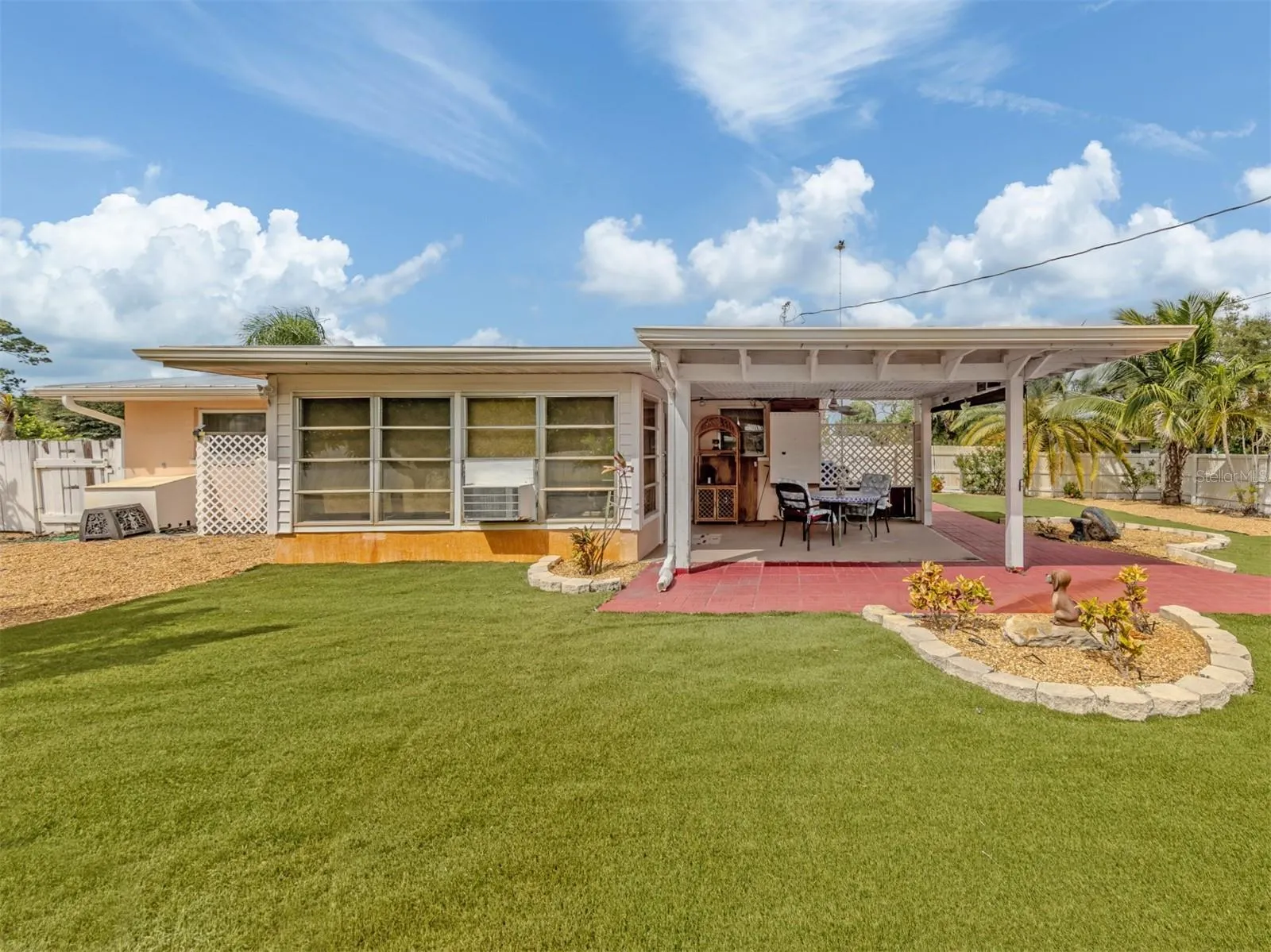1045 FALCON RD