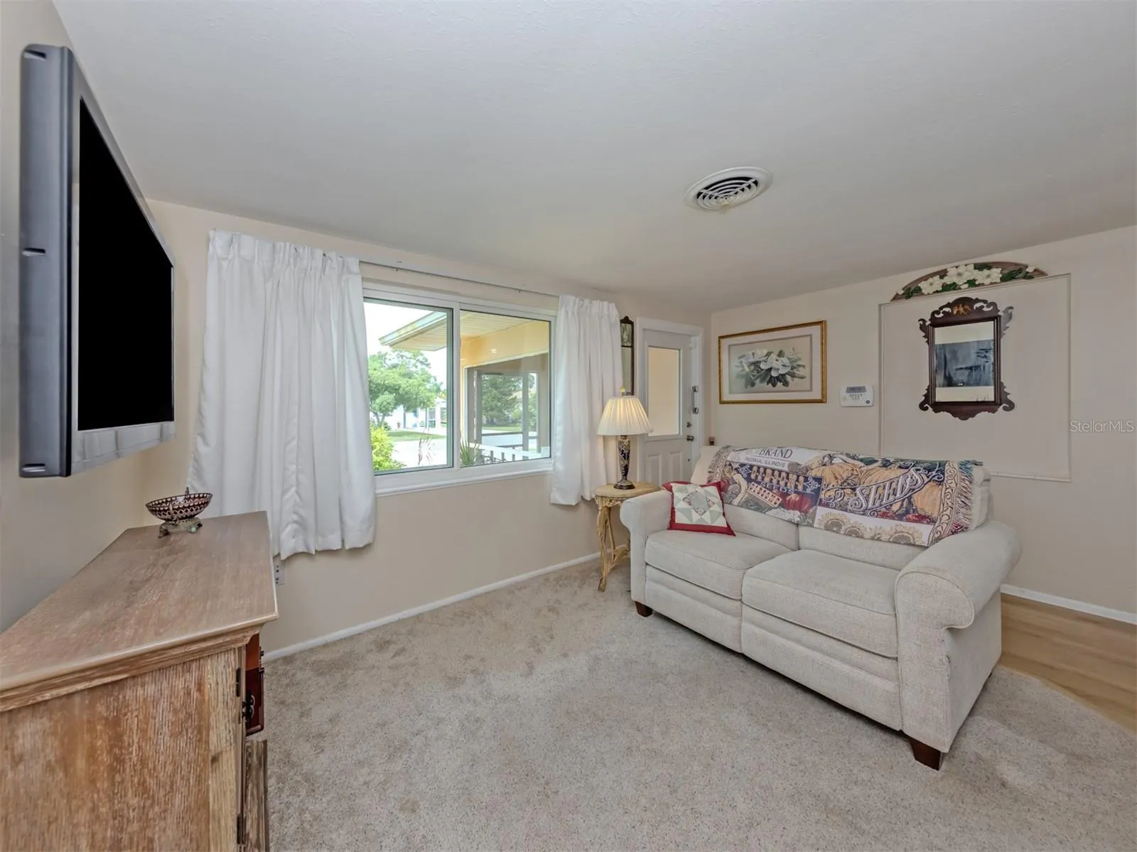 1045 FALCON RD
