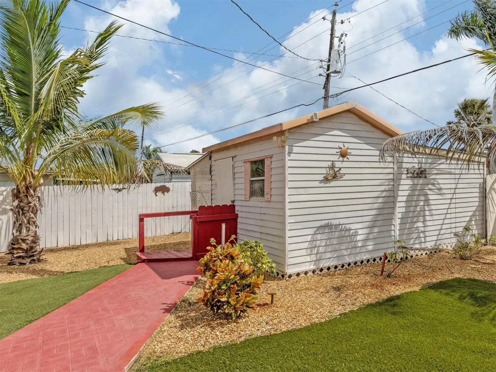 1045 FALCON RD