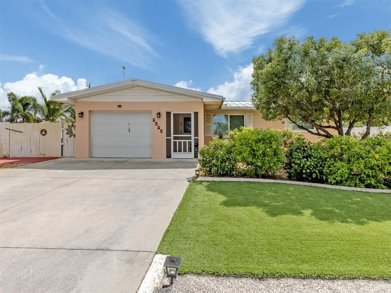 1045 FALCON RD