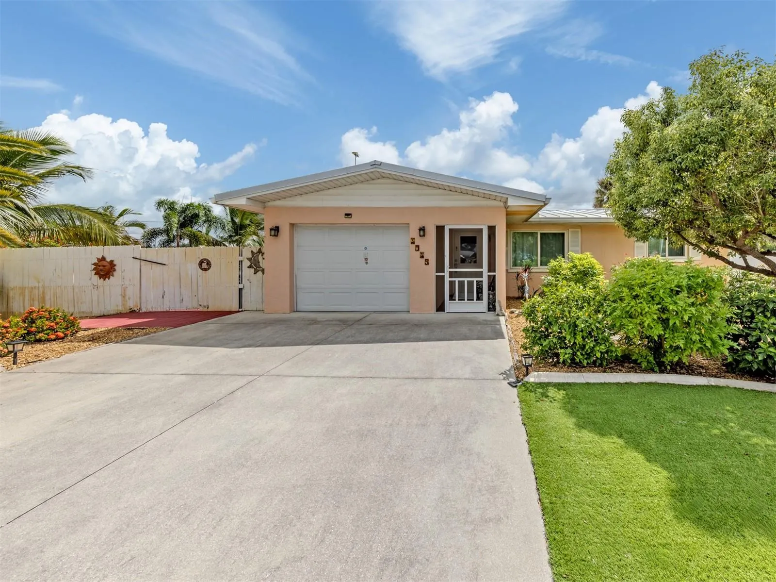 1045 FALCON RD
