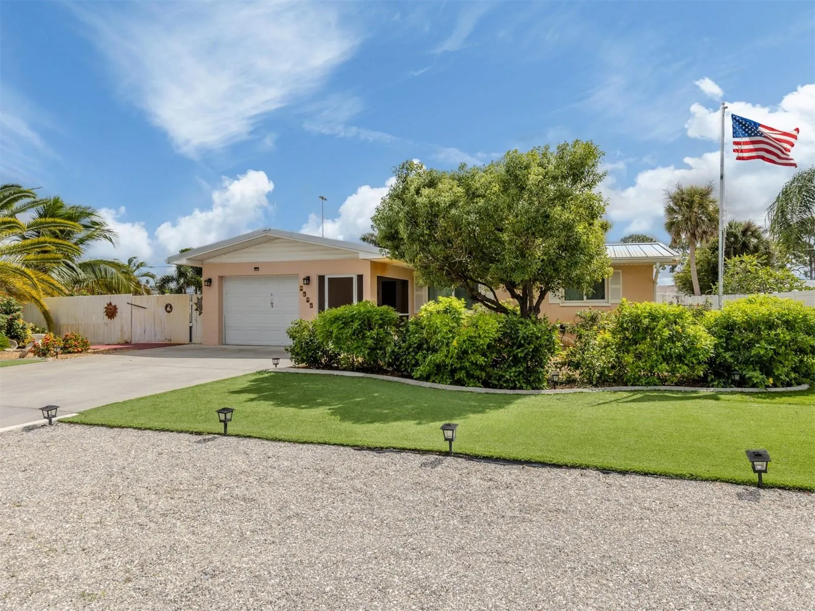 1045 FALCON RD