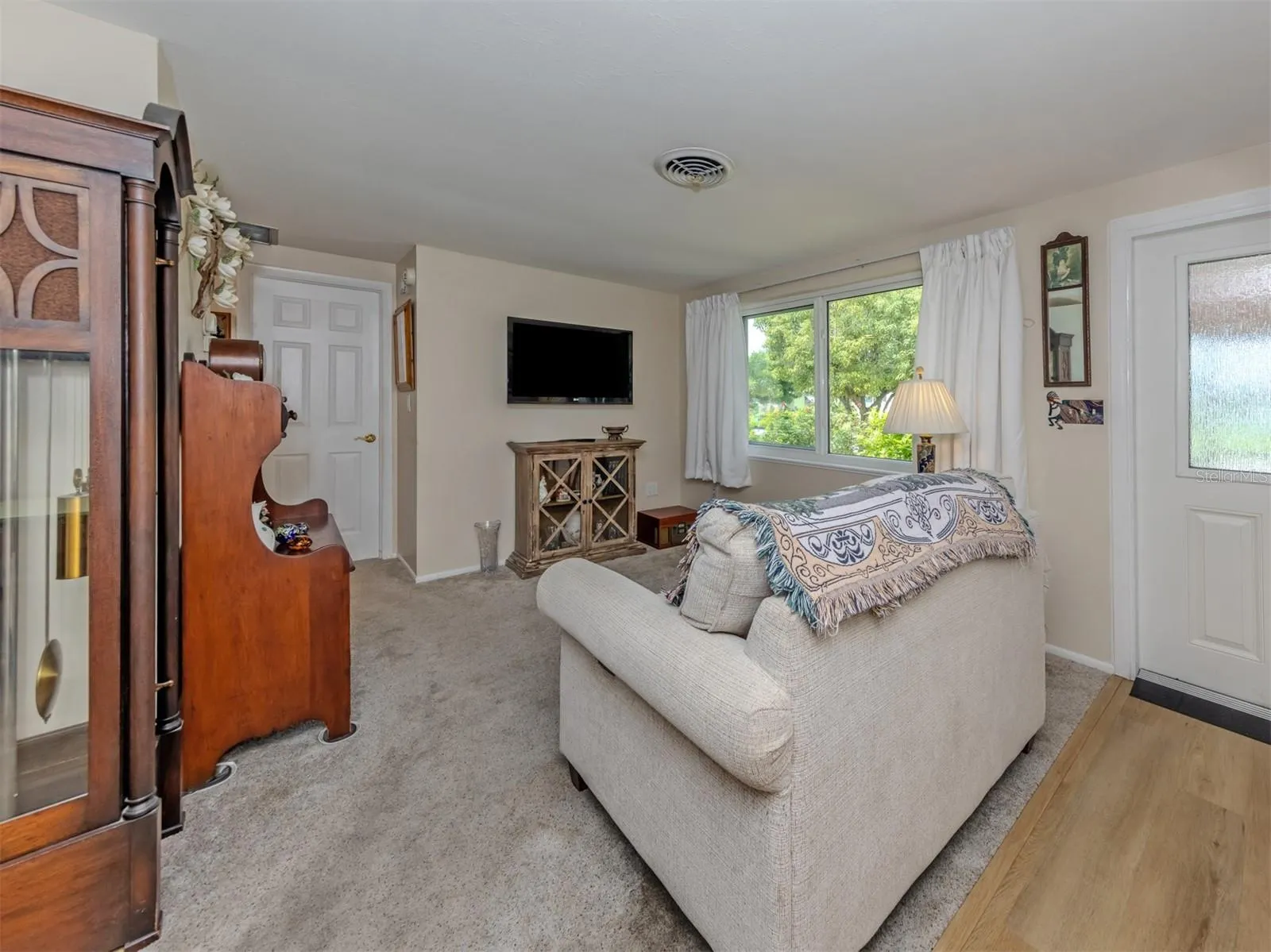 1045 FALCON RD