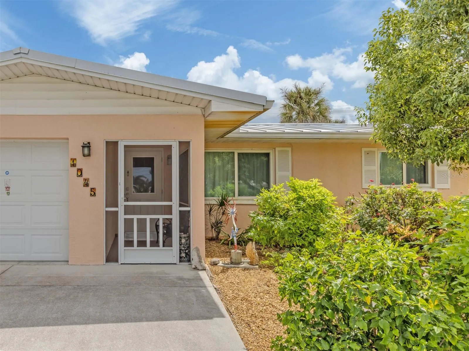 1045 FALCON RD