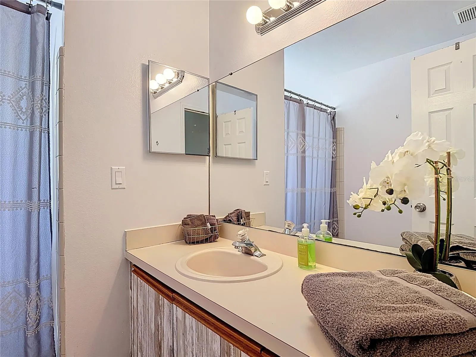 5005 LAGUNA BAY CIR #26, #26