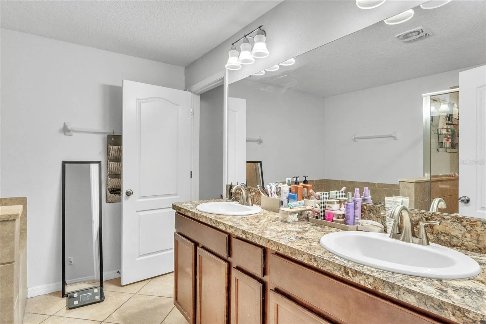 3256 RODRICK CIR